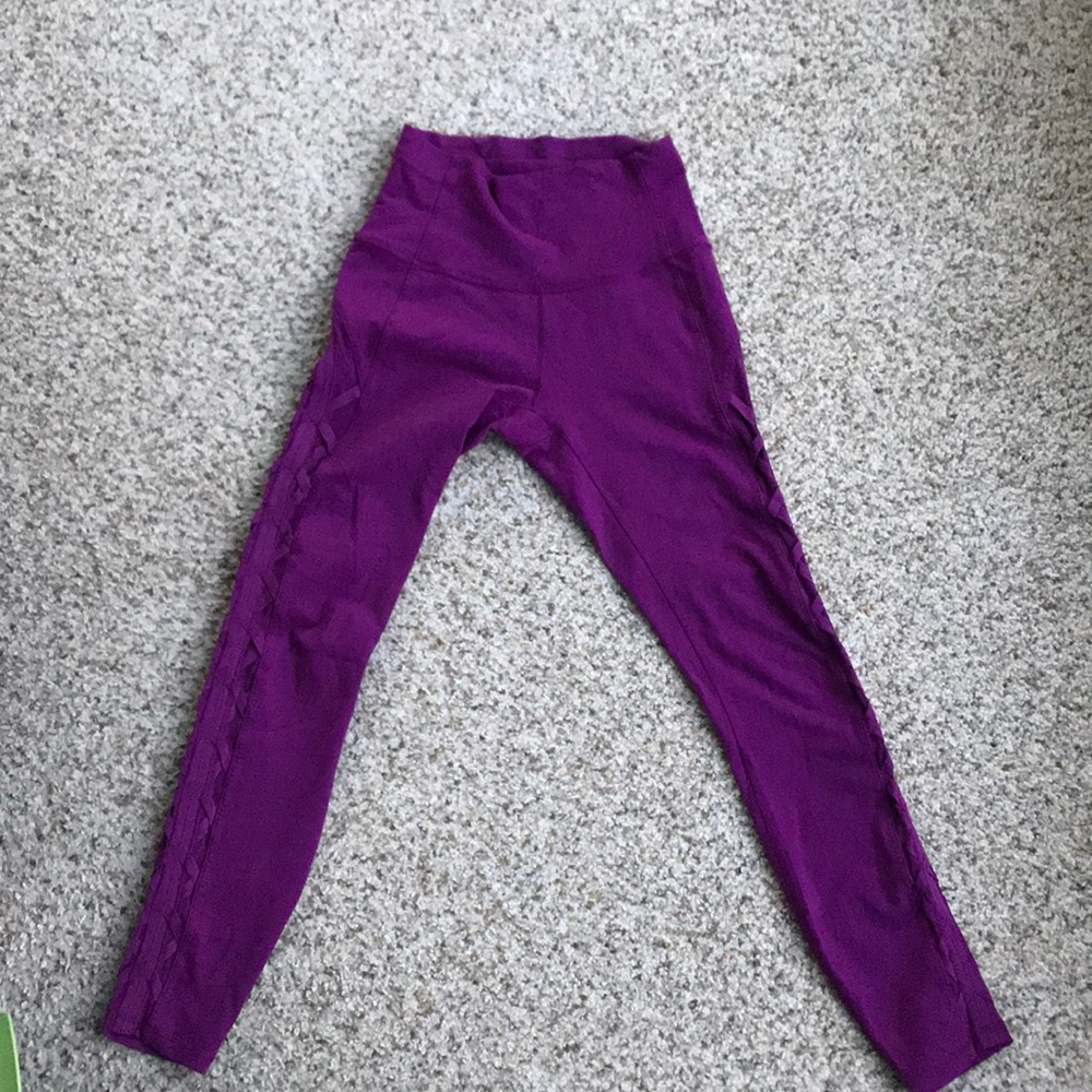SOLD Lululemon Wunder Under Leggings